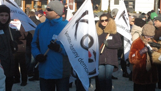 KOD w Rzeszowie. Miały być tysiące, a przyszło 300 osób (ZDJĘCIA)