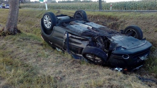 Wypadek w Szebniach. Samochód wjechał do rowu i dachował (ZDJĘCIA)
