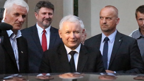 Jarosław Kaczyński odwiedził Ustrzyki Dolne, Lesko i Brzozów. Sale spotkań pękały w szwach (FILM)