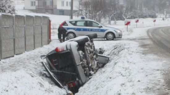 Wypadek w Bykowcach. Pojazd w rowie. 7 osób w środku (ZDJĘCIA)