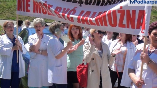 STRAJK PIELĘGNIAREK: 230 pielęgniarek z sanockiego szpitala wzięło udział w strajku. „Dom się pali, a właściciel jest na rybach” (FILM)