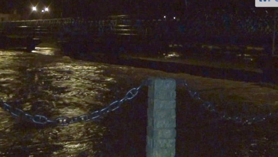 GODZ. 22:25: W Sanoku ogłoszono alarm powodziowy. San przekroczył stan alarmowy o 9 cm (FILM)