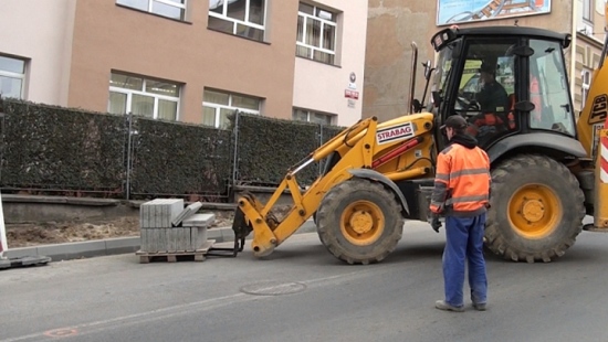 Remonty dróg w centrum Sanoka na razie zgodnie z planem. Będą utrudnienia! (FILM)