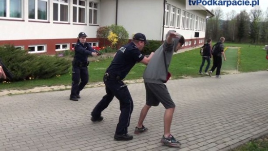 Policyjni negocjatorzy ratują uczniów zagórskiego gimnazjum z rąk uzbrojonych dilerów. Ćwiczenia uczniów i służb (FILM)