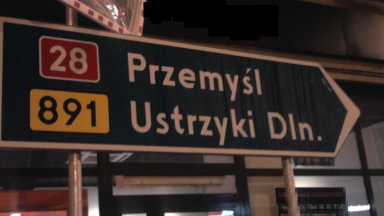 INTERWENCJA: Drogowskaz w centrum Sanoka kieruje donikąd. „Tej drogi nie ma” (ZDJĘCIA)