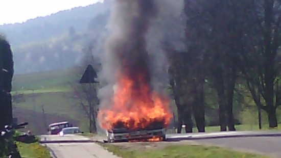 Auto spłonęło na środku drogi (ZDJĘCIA)