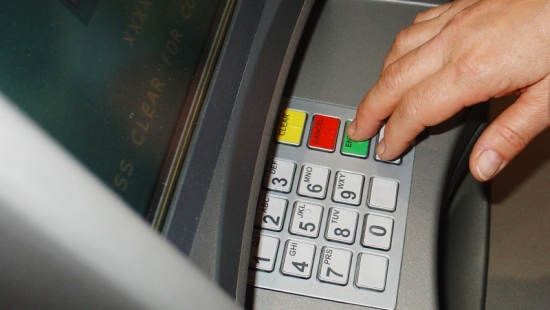Pieniądze z niespełna 250 kart bankomatowych mogły zostać skradzione