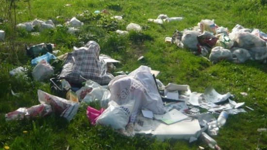 Dzikie wysypiska śmieci przy ul. Konopnickiej i ul. Ustronie w Sanoku (ZDJĘCIA)