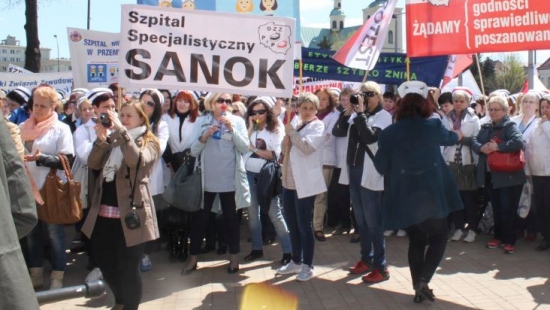 AKTUALIZACJA: 120 pielęgniarek z sanockiego szpitala pikietuje pod Urzędem Marszałkowskim w Rzeszowie (ZDJĘCIA)