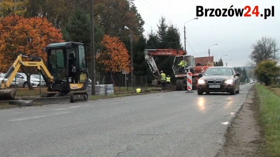 INTERWENCJA: Kilka dni po wypadku ze skutkiem śmiertelnym w Grabownicy Starzeńskiej ruszyła budowa chodnika (FILM)