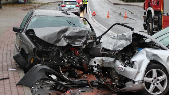 SANOK: Dwie osoby zakleszczone w pojeździe w wypadku na ulicy Lipińskiego (ZDJĘCIA)