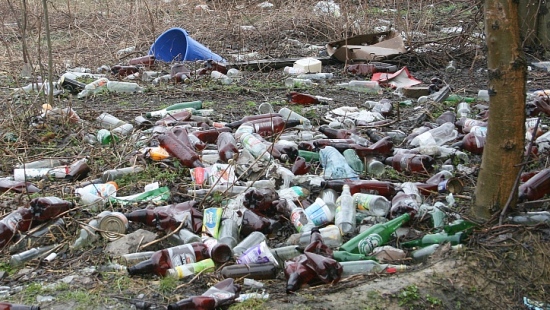 INTERWENCJA: Dzikie wysypisko śmieci szpeci Sanok obok dworców PKP i PKS (ZDJĘCIA)