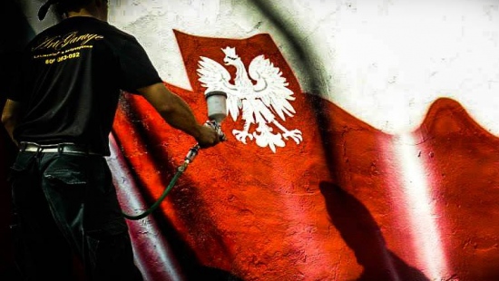 Polska flaga na murze. Patriotyczny projekt graficiarzy (ZDJĘCIA)