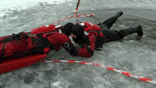 Akcja ratunkowa pod lodem sanockich strażaków (FILM, ZDJĘCIA)
