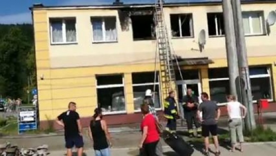GMINA KOMAŃCZA: Pożar budynku wielorodzinnego w Rzepedzi (FILM)