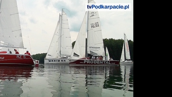 Dziś Jezioro Solińskie nieprzychylne dla żeglarzy. Trwają pierwsze regaty Pucharu Soliny (FILM)