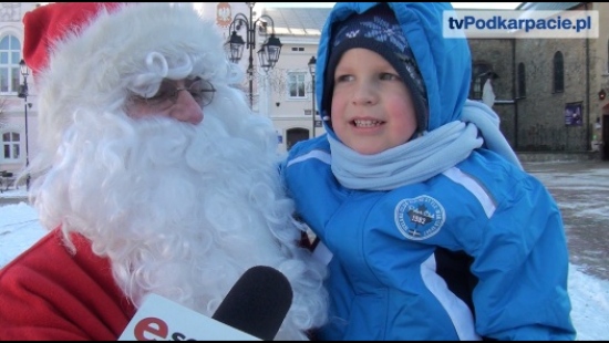 Św. Mikołaj spotkał się z dziećmi na sanockim rynku (FILM)