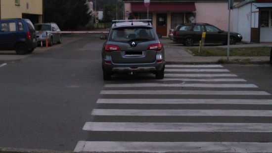 PARKOWANIE PO SANOCKU: Między liniami się nie dało, więc stanął w poprzek