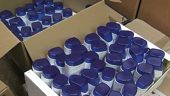 PODKARPACIE: Policjanci zabezpieczyli 56 tys. butelek podrobionego znanego szamponu przeciwłupieżowego (FILM, ZDJĘCIA)