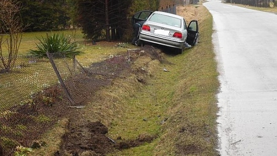 Kierowca BMW zjechał z drogi i zniszczył 10 metrów ogrodzenia (ZDJĘCIA)