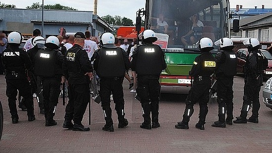 Konfrontacja psedokibiców z policją podczas meczu Sanovii Lesko z Brzozovią Brzozów