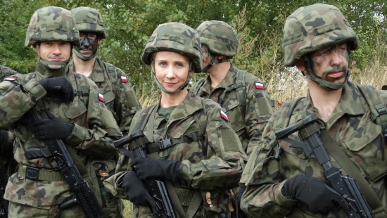 Szkolenie poligonowe, musztra i oswajanie się z bronią. Trwają szkolenia kolejnych terytorialsów z batalionu sanockiego (FILM, ZDJĘCIA)