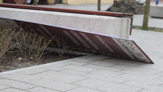 Uwaga na porywisty wiatr! W centrum Sanoka reklama spadła na chodnik z kilku metrów (ZDJĘCIA)