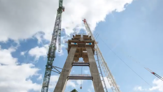 MOST NAD WISŁOKIEM: Pylon ma już 92 metry wysokości. Wykonano już 70 proc. prac (WIDEO)